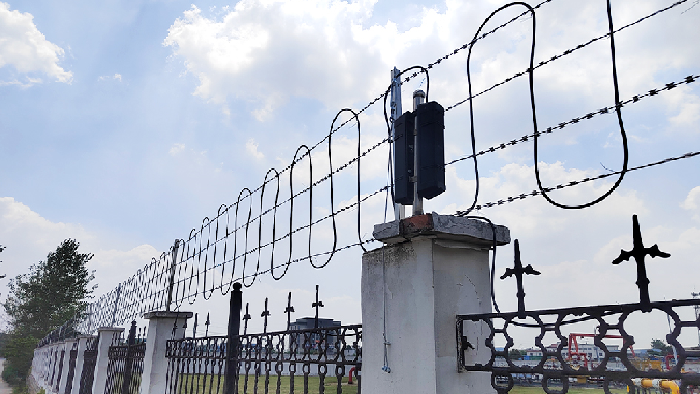 科技赋能边境安防：当激光对射与振动光纤，织就“无形智慧防线”