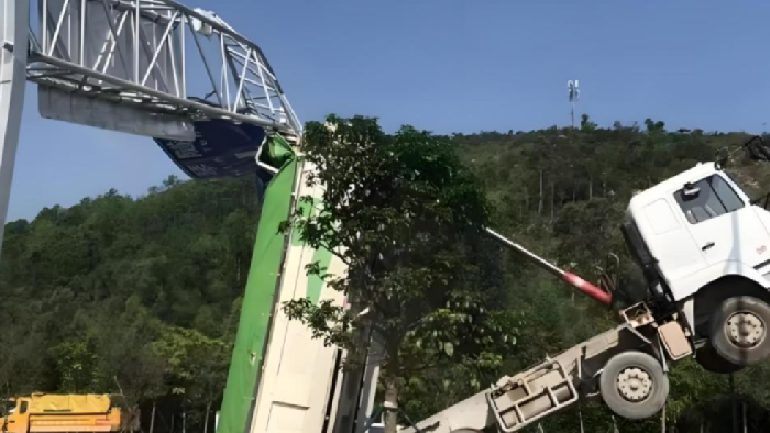 <b>货车撞桥事故频发！智能监测系统为路桥安全筑牢防护网</b>