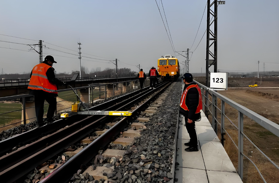 云南昆明火車站敲響警鐘:列車接近報警系統守護鐵路施工生命線