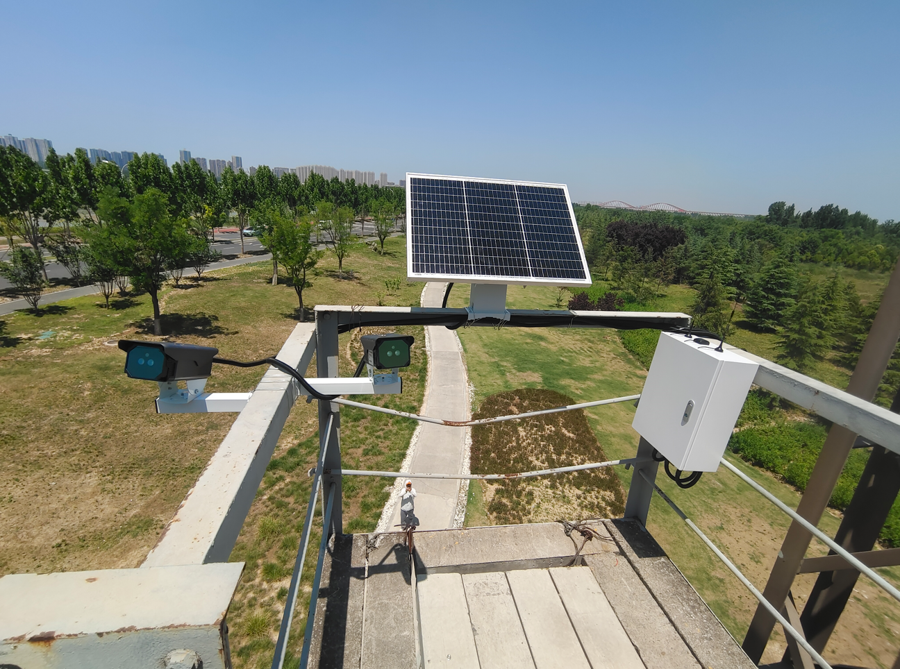 云南昆明火車站敲響警鐘:列車接近報警系統守護鐵路施工生命線