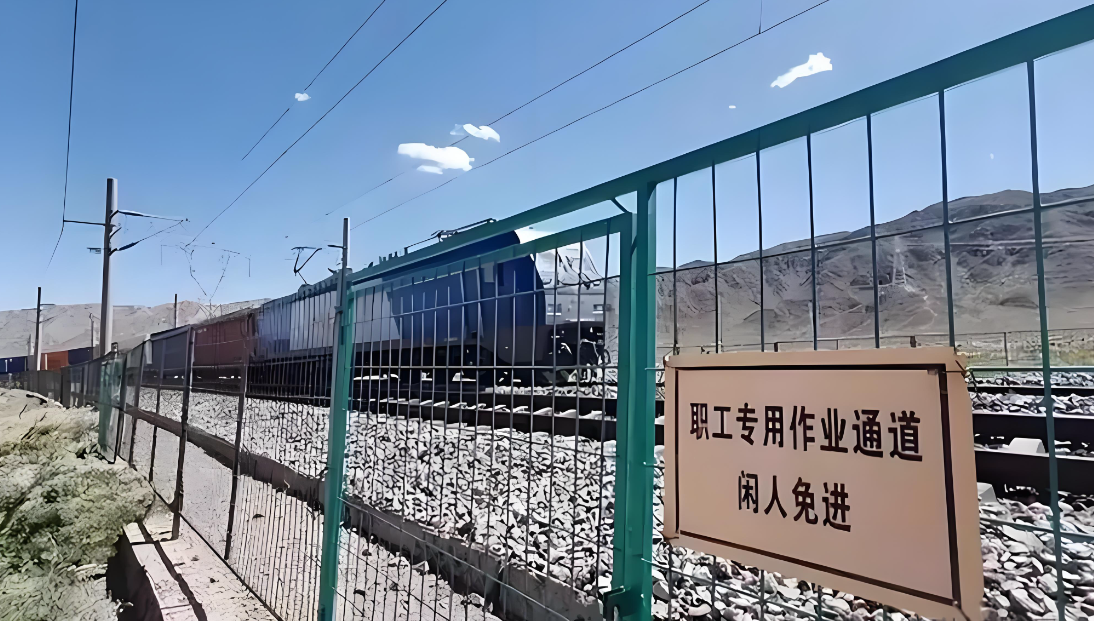 云南昆明火車站敲響警鐘:列車接近報警系統守護鐵路施工生命線